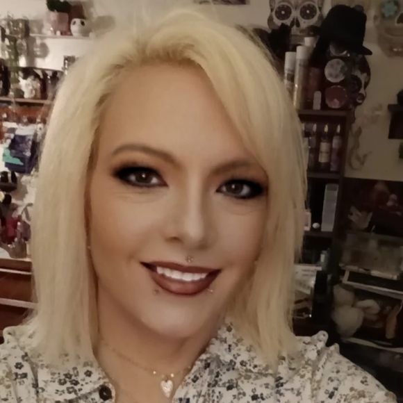 Meet your Posher, Cyn - Picture 5 of 8